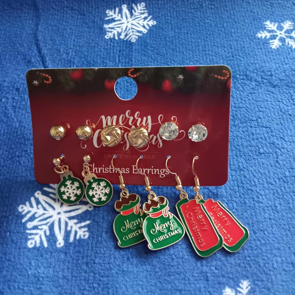 Pack 1 Christmas Earrings Ornaments & Gift bags - Picture 3 of 3